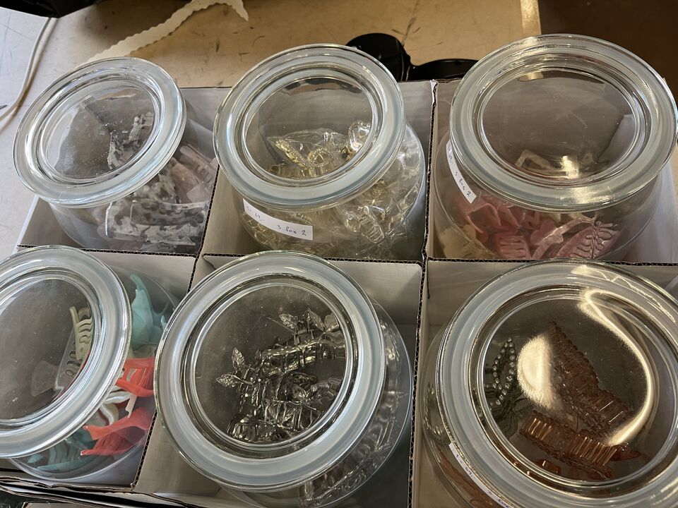 A7931 L22 - 4 ks. Hårklemmer + glaskrukker | Auktionshuset dab A/S