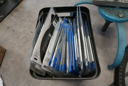 Kasse med div. Klinger SHIMANO m.fl.