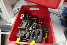Kasse med div. Pedaler