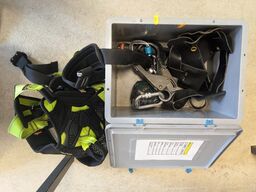 Kasse m. sikringsgrej samt div.