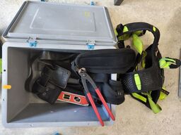 Kasse m. sikringsgrej samt div.