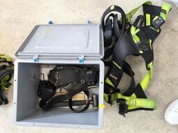 Kasse m. sikringsgrej samt div.