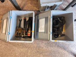 2 kasser m. sikringsgrej samt div.
