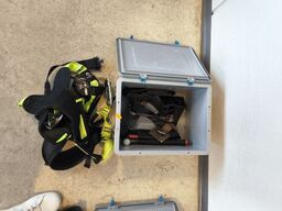 Kasse m. sikringsgrej samt div.