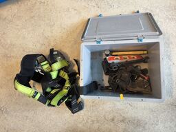 Kasse m. sikringsgrej samt div.