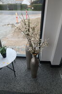 2 stk. vaser med kunstige blomster