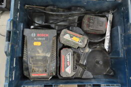 3 stk. Batterier samt lader BOSCH