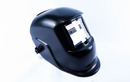 Svejsehjelm med speedglas i farven sort. CE godkendt og med batteri drevet af solceller. Justerbar forsinkelsestid på ned til 0,1 sek. Ubrugt.