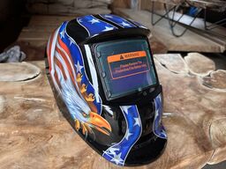 Svejsehjelm med speedglas i model Eagle. CE godkendt og med batteri drevet af solceller. Justerbar forsinkelsestid på ned til 0,1 sek. Ubrugt.