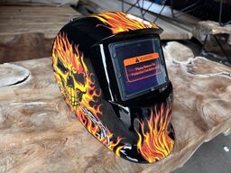 Svejsehjelm med speedglas i model Flame. CE godkendt og med batteri drevet af solceller. Justerbar forsinkelsestid på ned til 0,1 sek. Ubrugt.