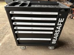 Værktøjsvogn Bearsafe, sort, med 6 skuffer og en del værktøj. Skuffer kan aflåses med centrallås, låge med lås i siden af skabet med plads til opbevaring af spraydåser mv. store letløbende hjul. Ubrugt,