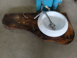 Bordplade i træ med vask og armatur