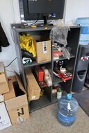 Reol med indhold (computer medfølger ikke)