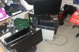 Diverse skærme / computere m.m.