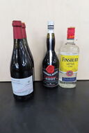2 fl. Rødvin samt 1 fl. GAMMEL DANSK og 1fl.  Gin