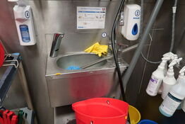 Vaskestation, sæbedispenser, rengøringsartikler m.m.