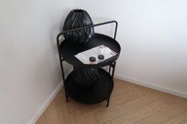 Sidebord med indhold samt whiteboard