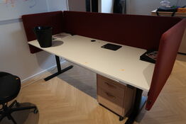 El. hæve/sænke skrivebord uden indhold med afskærmning samt skuffemodul