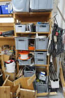 Indhold i  reol af diverse beslag, skruer mv. 