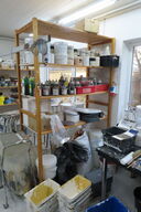 Indhold på 1 fag af diverse  maling + tilbehør mv.