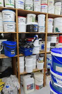 1 fag af diverse maling, træbeskyttelse mv.