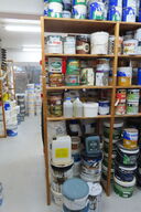 1 fag af diverse olie, træbeskyttelse, lak mv.