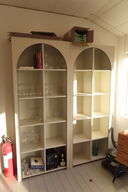 Reol med indhold af diverse glas