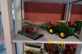 2 stk. legetøjstraktorer JOHN DEERE m.fl. Med vogn