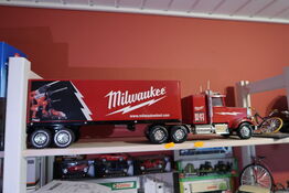 Legetøjslastbil med anhænger MILWAUKEE