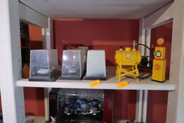 Div. Legetøjsbiler, benzinpumpe m.m.