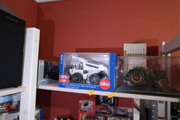 Legetøjsminelastbil LIEBHEER, legetøjstraktor m.m.