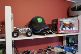 Div. Kasketter, legetøjs ATV, traktor m.m.