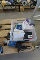 Kasse med diverse slibepapir samt vinkelsliber