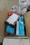 Kasse med diverse køkkenartikler