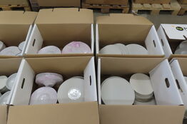 4 stk. Kasser med diverse tallerkener 