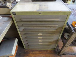 Skuffeskab med indhold