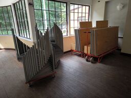 Diverse borde, bordstel samt vogne 