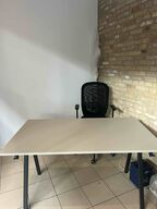 Skrivebord og stol (1 sæt)