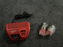 MILWAUKEE Lader + 2 batterier