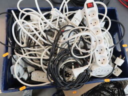 2 kasser med blandede stik, ledninger og kabler