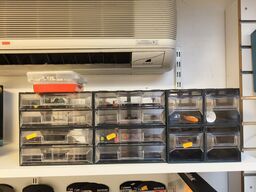 3 komponentskabe inkl. indhold (se billeder)