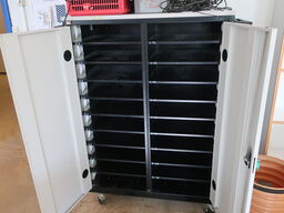 Skab til PC'er m. stik til lader ved hver hylde