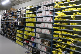 8 fag lagerreoler med indhold