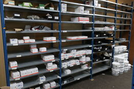 4 fag lagerreoler med indhold