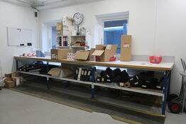 Pakkebord med indhold