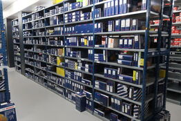 12 fag lagerreol med indhold