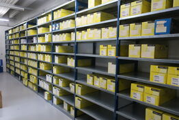 10 fag lagerreoler med indhold