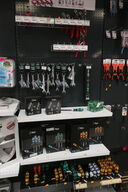 Skruetrækkere, fastnøgler samt tænger på reol