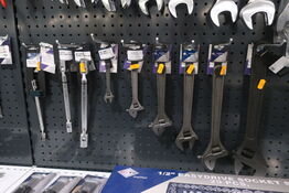 Diverse svensknøgler på tavle BATO 