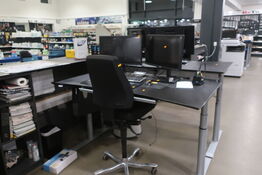 El. hæve/sænke skrivebord med indhold samt kontorstol 